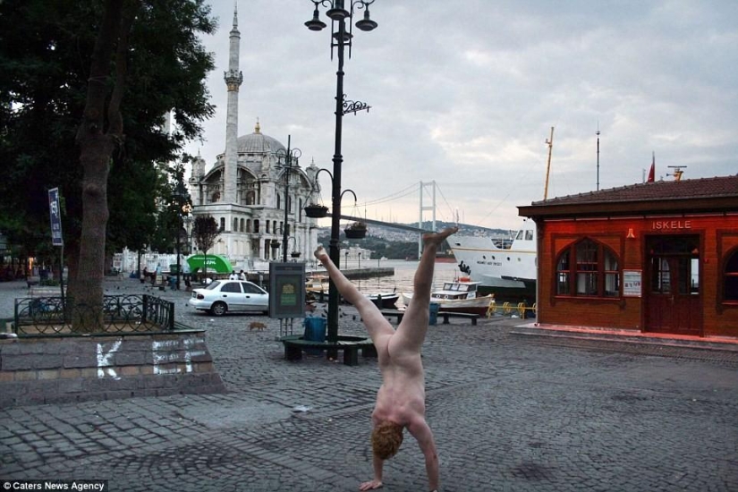 Un viajero exhibicionista se toma una foto desnuda con el telón de fondo de la naturaleza y las atracciones de la ciudad.