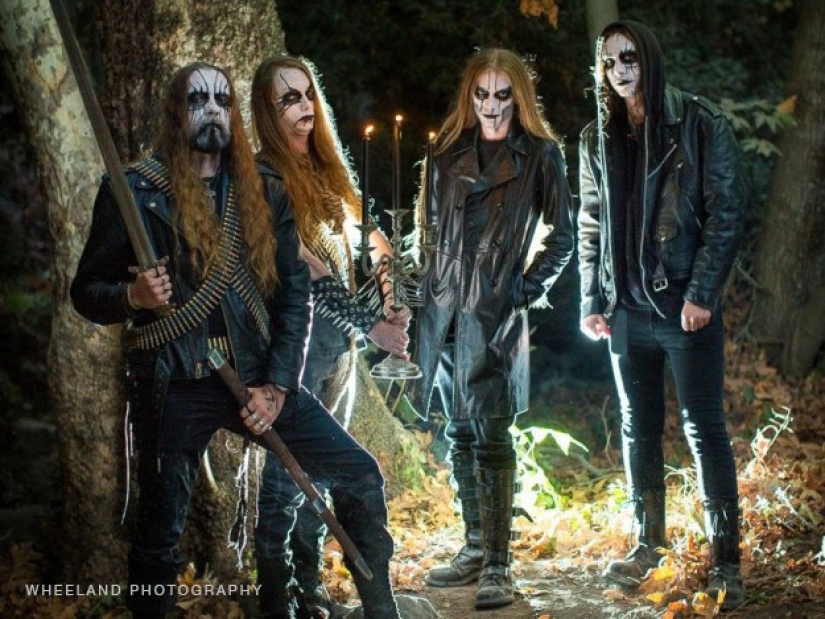 Una banda de metal participó accidentalmente en una sesión de fotos de compromiso de una pareja enamorada Una banda de metal participó accidentalmente en una sesión de fotos de compromiso de una pareja enamorada