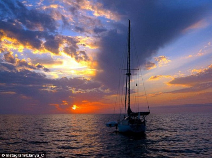 Una chica que recientemente conoció a un chico lo dejó todo y se fue con él en un viaje alrededor del mundo Una chica que recientemente conoció a un chico lo dejó todo y se fue con él en un viaje alrededor del mundo