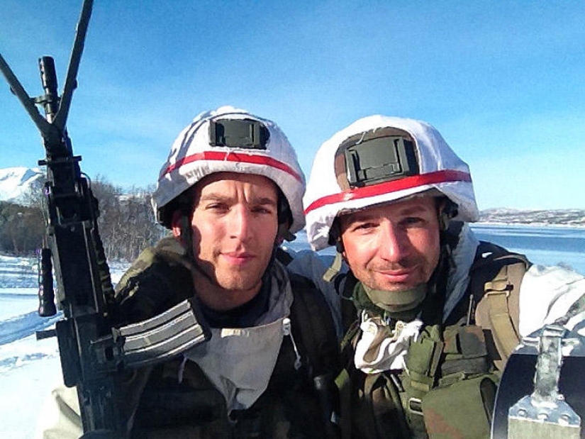 Una colección de fotos de soldados de diferentes países se ha convertido en un verdadero éxito en las redes sociales.