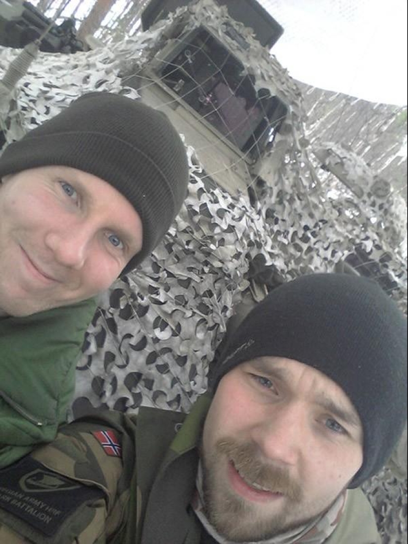 Una colección de fotos de soldados de diferentes países se ha convertido en un verdadero éxito en las redes sociales.