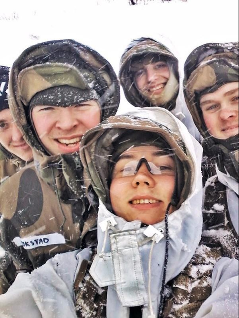 Una colección de fotos de soldados de diferentes países se ha convertido en un verdadero éxito en las redes sociales.
