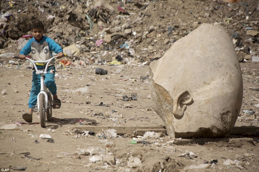 Una estatua de 3.000 años de antigüedad del faraón Ramsés II ha sido encontrada en El Cairo
