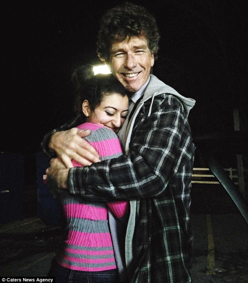 Una estudiante de 20 años cree que las mujeres mayores están celosas de su relación con un hombre de 60 años