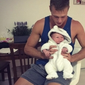 Una estudiante de 23 años protegió a una prima embarazada sin hogar para darle la oportunidad de una vida mejor