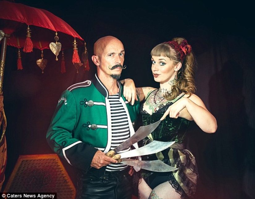 Una mujer británica abandonó la universidad para una actuación de circo en la que clava clavos en la nariz de su padre Una mujer británica abandonó la universidad para una actuación de circo en la que clava clavos en la nariz de su padre