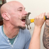 Una mujer británica abandonó la universidad para una actuación de circo en la que clava clavos en la nariz de su padre