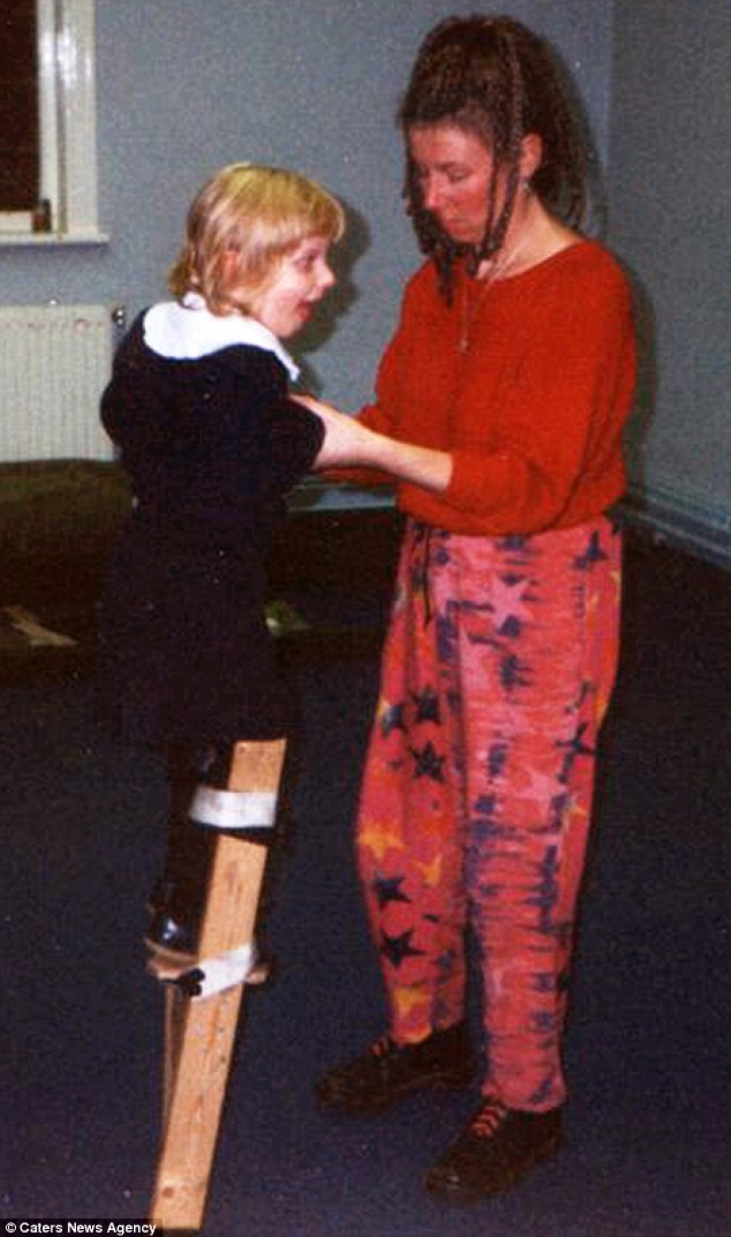 Una mujer británica abandonó la universidad para una actuación de circo en la que clava clavos en la nariz de su padre Una mujer británica abandonó la universidad para una actuación de circo en la que clava clavos en la nariz de su padre