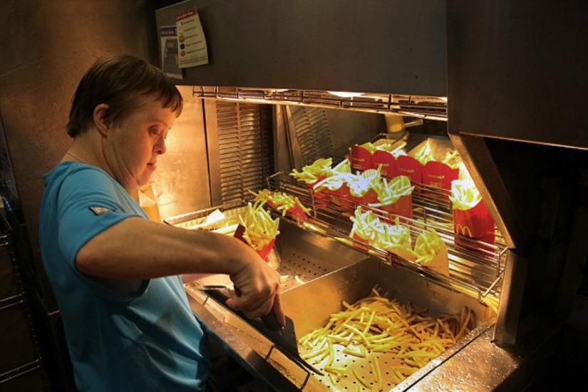 Una mujer con síndrome de Down que ha trabajado toda su vida en McDonald's recibió una divertida fiesta para retirarse