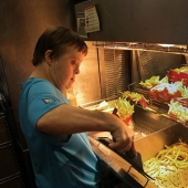 Una mujer con síndrome de Down que ha trabajado toda su vida en McDonald's recibió una divertida fiesta para retirarse