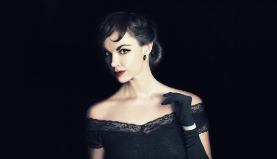 Una mujer reencarnada sin ayuda como 15 personalidades famosas