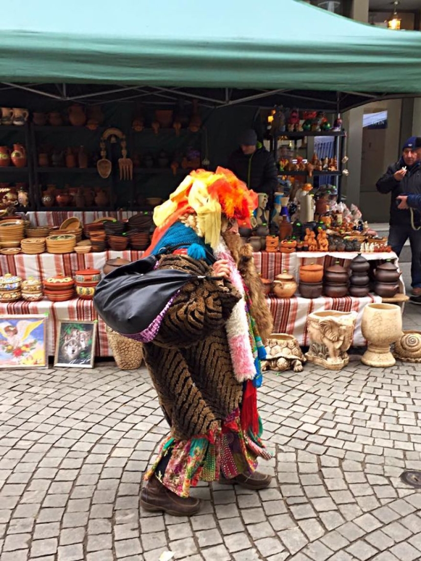 Una mujer sin hogar de 80 años de Vilna se ha convertido en una celebridad local y en un verdadero icono de estilo Una mujer sin hogar de 80 años de Vilna se ha convertido en una celebridad local y en un verdadero icono de estilo