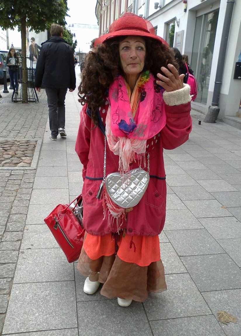 Una mujer sin hogar de 80 años de Vilna se ha convertido en una celebridad local y en un verdadero icono de estilo Una mujer sin hogar de 80 años de Vilna se ha convertido en una celebridad local y en un verdadero icono de estilo