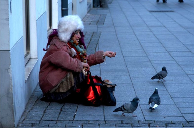 Una mujer sin hogar de 80 años de Vilna se ha convertido en una celebridad local y en un verdadero icono de estilo Una mujer sin hogar de 80 años de Vilna se ha convertido en una celebridad local y en un verdadero icono de estilo