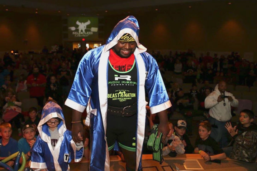 Una niña con una enfermedad rara se hace amiga de un hombre fuerte apodado la Bestia.