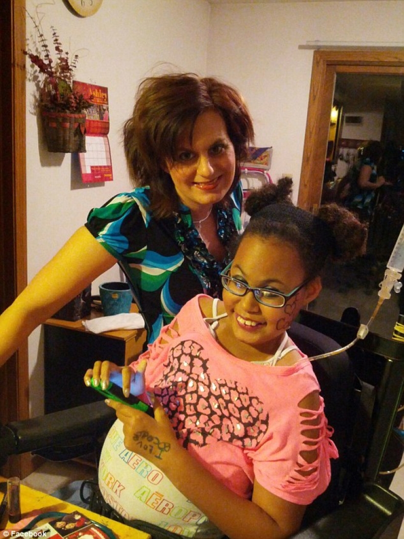 Una niña de 14 años con una enfermedad terminal fue elegida como la reina del baile, cumpliendo su último deseo Una niña de 14 años con una enfermedad terminal fue elegida como la reina del baile, cumpliendo su último deseo