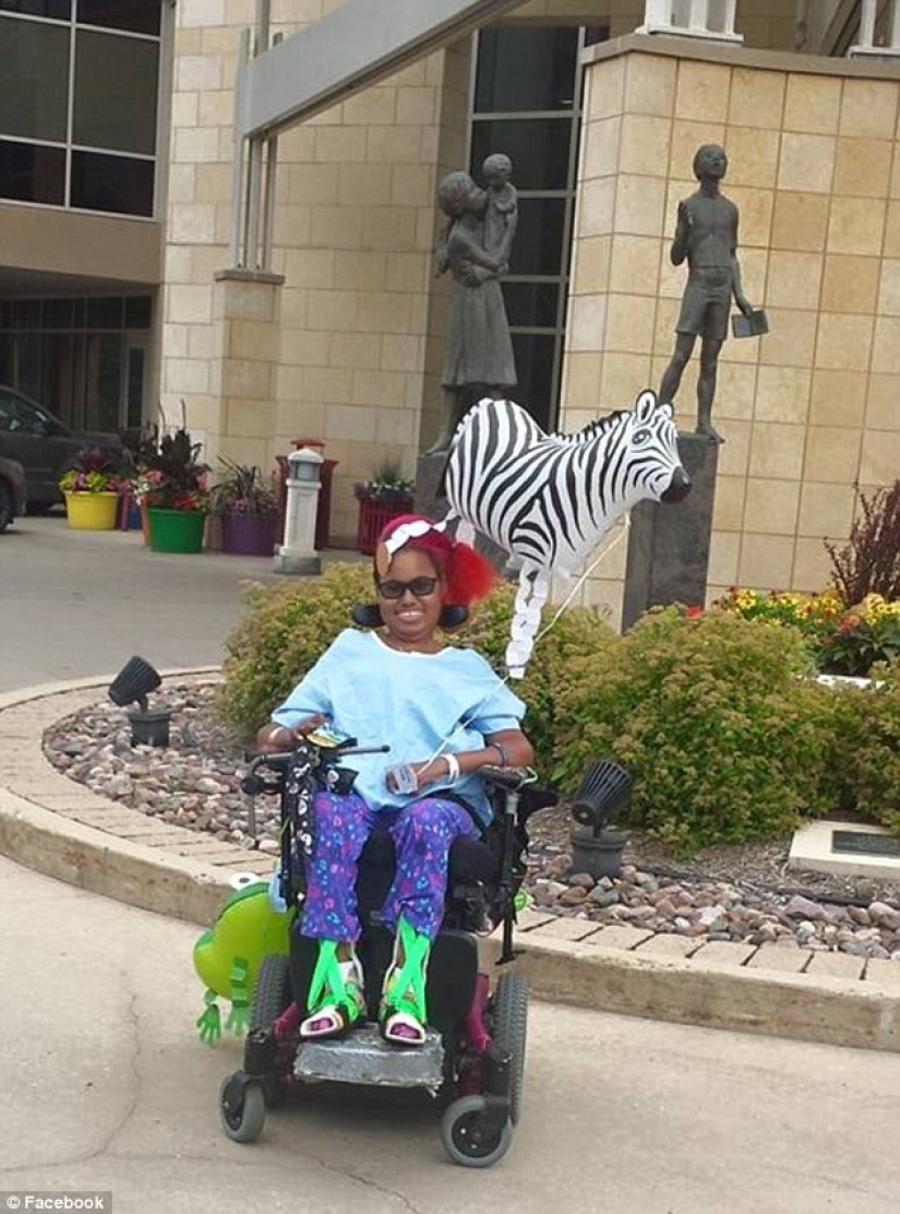 Una niña de 14 años con una enfermedad terminal fue elegida como la reina del baile, cumpliendo su último deseo Una niña de 14 años con una enfermedad terminal fue elegida como la reina del baile, cumpliendo su último deseo