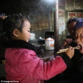 Una niña de cinco años se convirtió en la única enfermera de su abuela y bisabuela