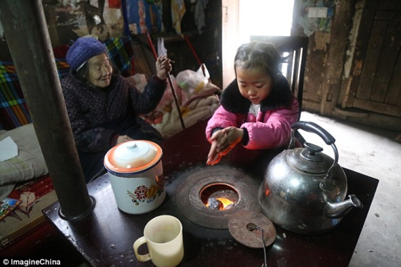 Una niña de cinco años se convirtió en la única enfermera de su abuela y bisabuela
