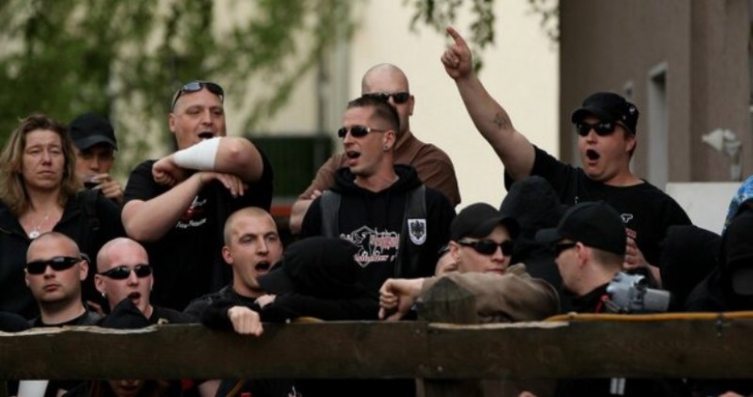 Una película de acción al estilo gachimuchi, o cómo un actor porno gay golpeó a 35 neonazis Una película de acción al estilo gachimuchi, o cómo un actor porno gay golpeó a 35 neonazis