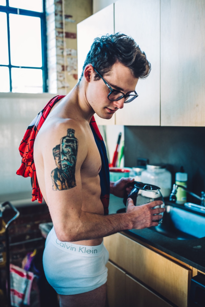 Una sesión de fotos de Spider-Man que te hará sentir caliente