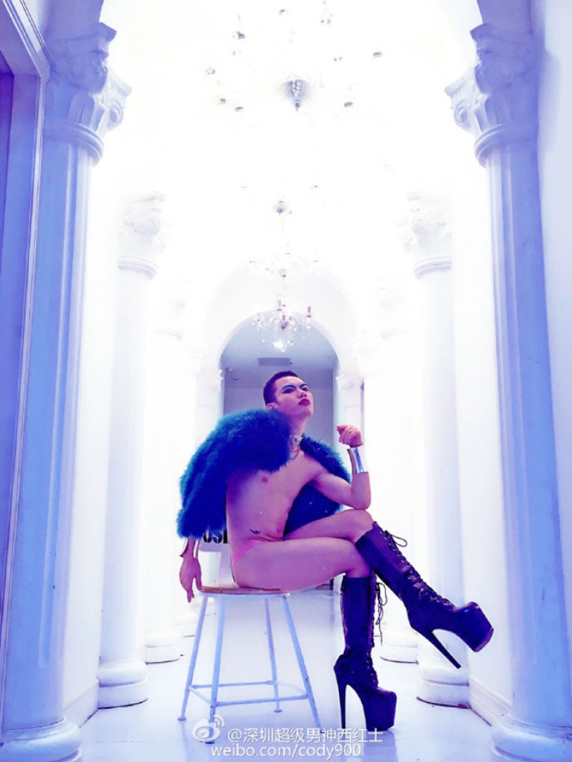 Una travesti china que no puede ir a la tienda