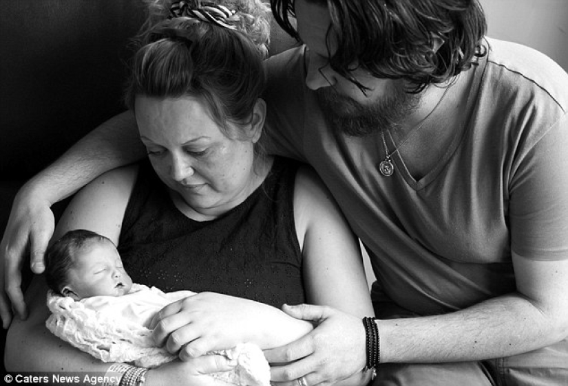 Unbearably sad photo shoot about how a family nurses a dead daughter who has lived only an hour Unbearably sad photo shoot about how a family nurses a dead daughter who has lived only an hour