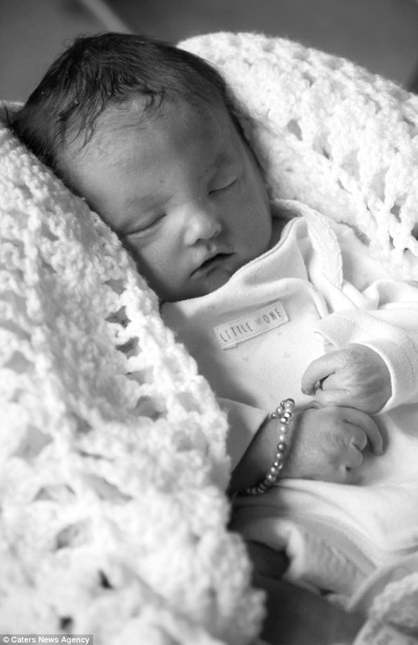Unbearably sad photo shoot about how a family nurses a dead daughter who has lived only an hour Unbearably sad photo shoot about how a family nurses a dead daughter who has lived only an hour