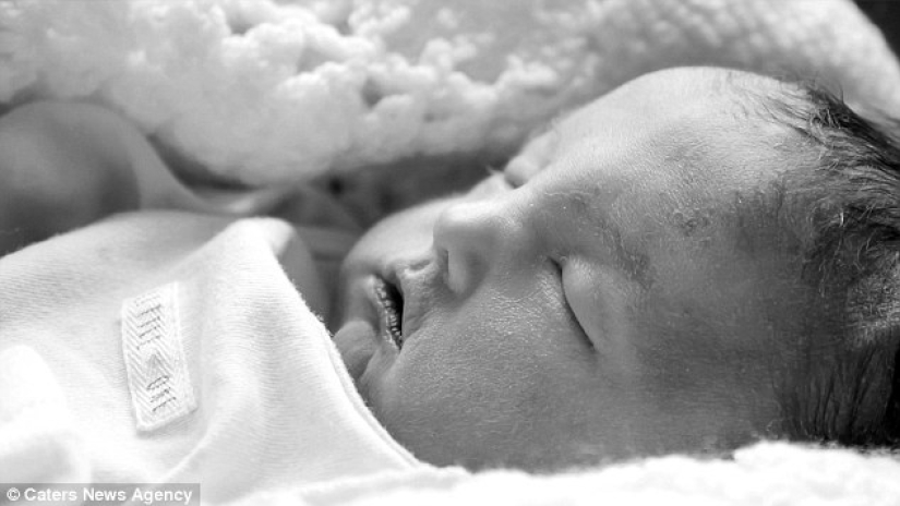 Unbearably sad photo shoot about how a family nurses a dead daughter who has lived only an hour Unbearably sad photo shoot about how a family nurses a dead daughter who has lived only an hour