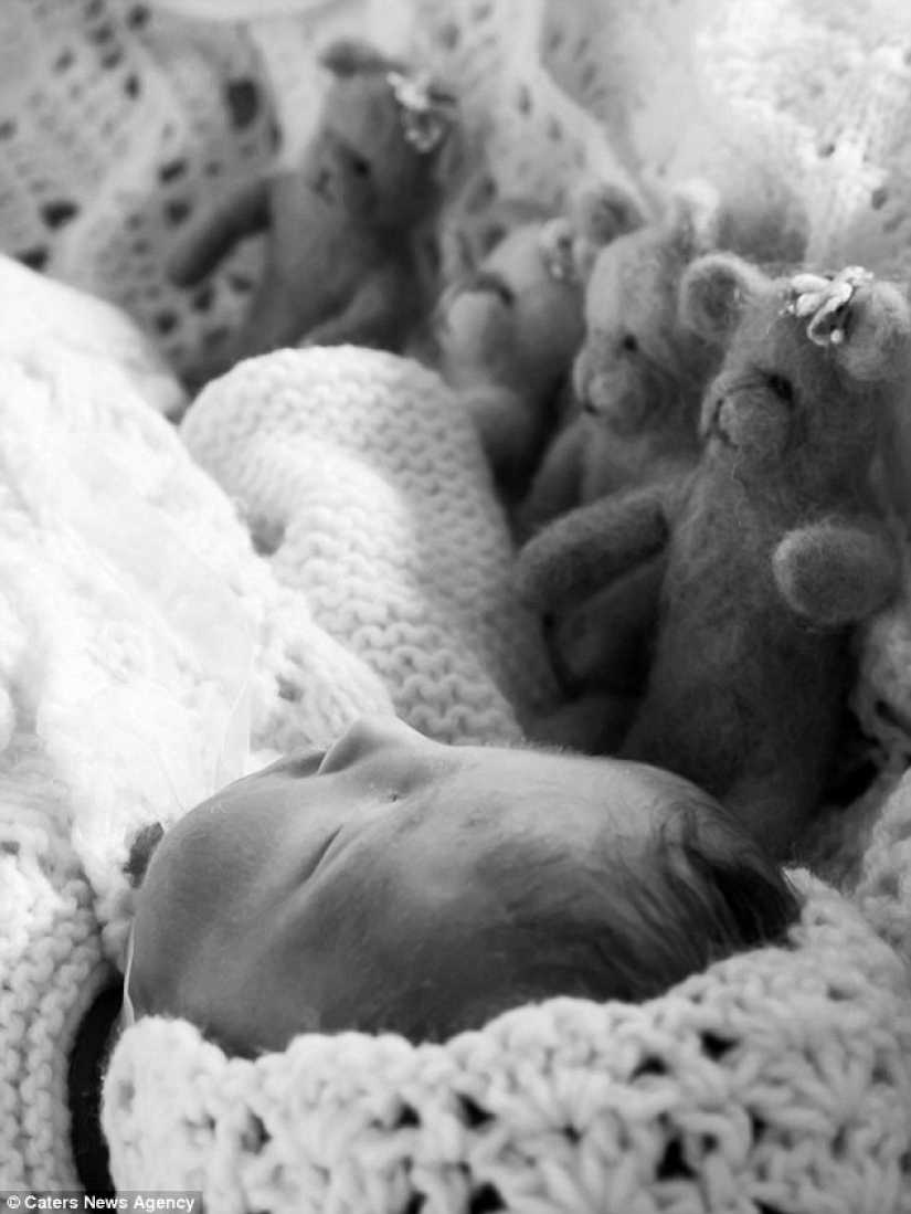Unbearably sad photo shoot about how a family nurses a dead daughter who has lived only an hour Unbearably sad photo shoot about how a family nurses a dead daughter who has lived only an hour