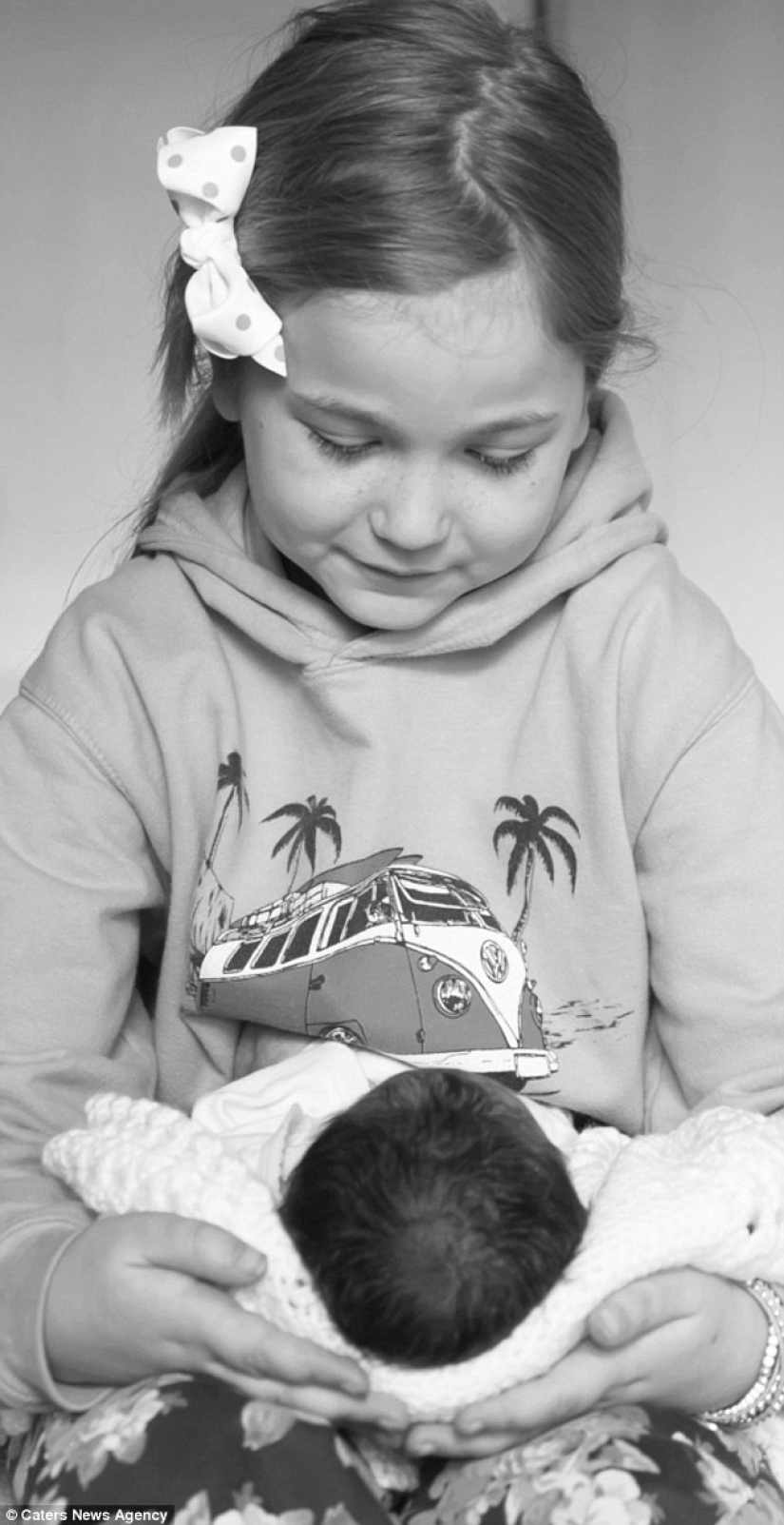 Unbearably sad photo shoot about how a family nurses a dead daughter who has lived only an hour Unbearably sad photo shoot about how a family nurses a dead daughter who has lived only an hour