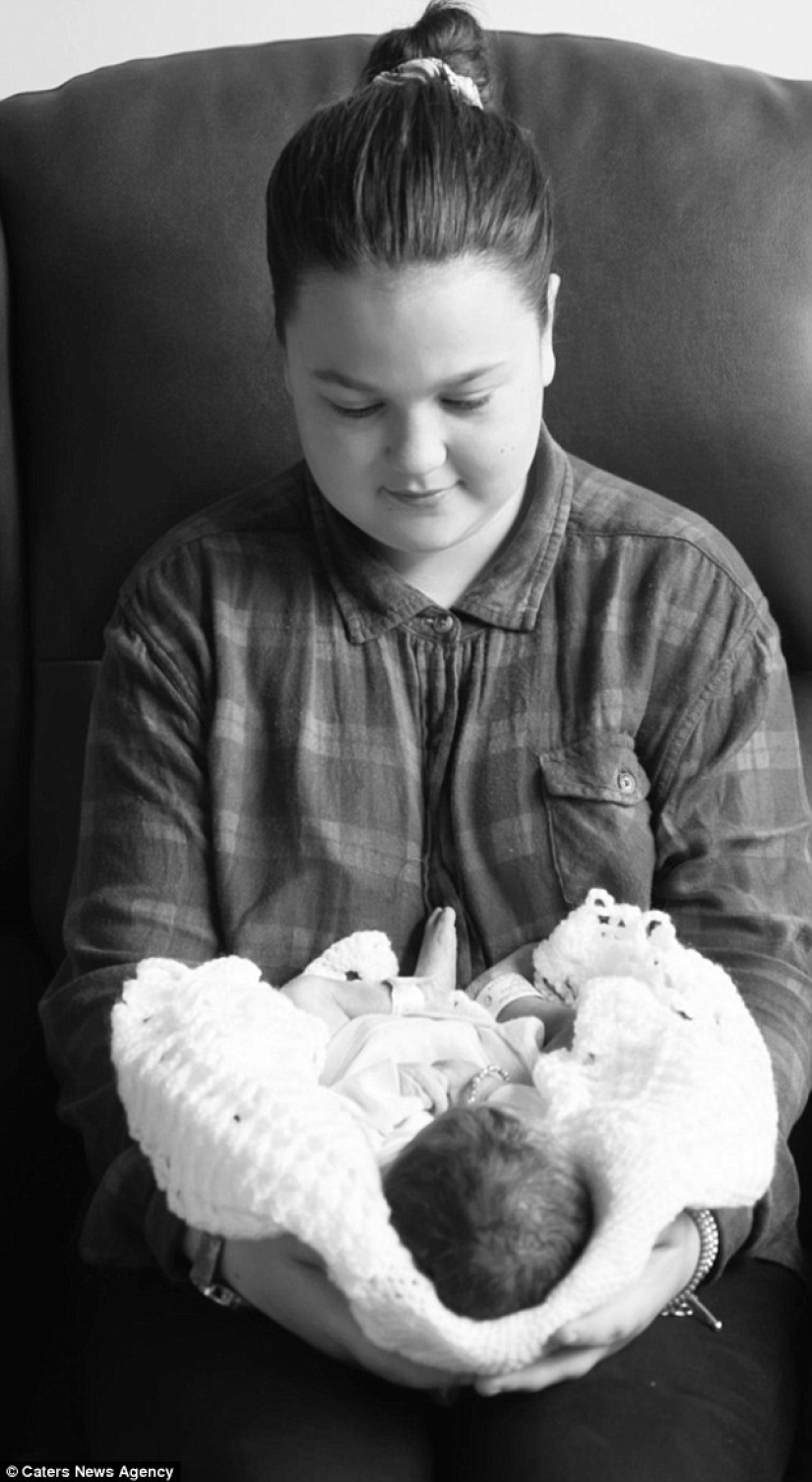 Unbearably sad photo shoot about how a family nurses a dead daughter who has lived only an hour Unbearably sad photo shoot about how a family nurses a dead daughter who has lived only an hour