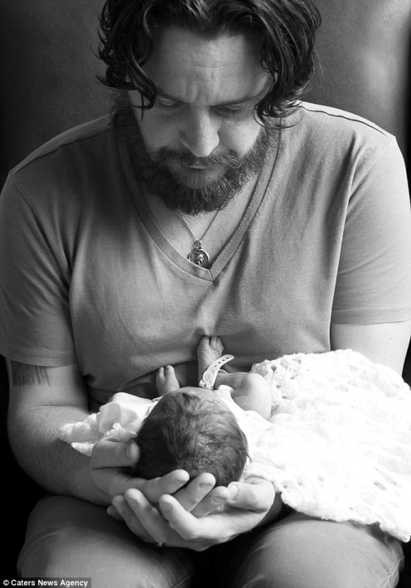 Unbearably sad photo shoot about how a family nurses a dead daughter who has lived only an hour Unbearably sad photo shoot about how a family nurses a dead daughter who has lived only an hour