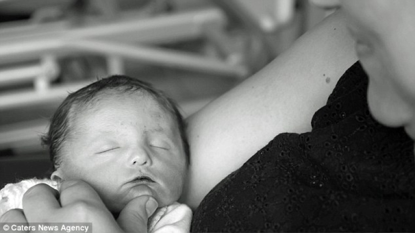 Unbearably sad photo shoot about how a family nurses a dead daughter who has lived only an hour Unbearably sad photo shoot about how a family nurses a dead daughter who has lived only an hour