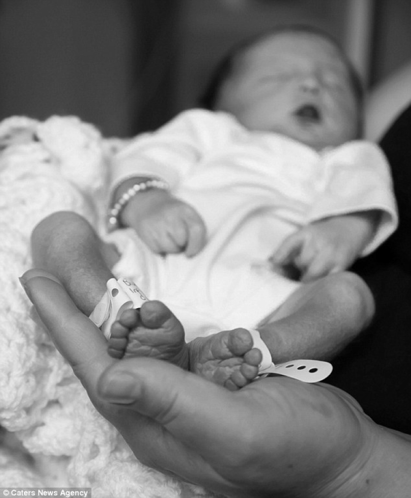 Unbearably sad photo shoot about how a family nurses a dead daughter who has lived only an hour Unbearably sad photo shoot about how a family nurses a dead daughter who has lived only an hour