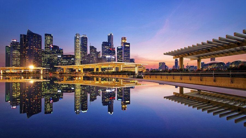 Urban Looking Glass: Reflections of Megacities Urban Looking Glass: Reflections of Megacities