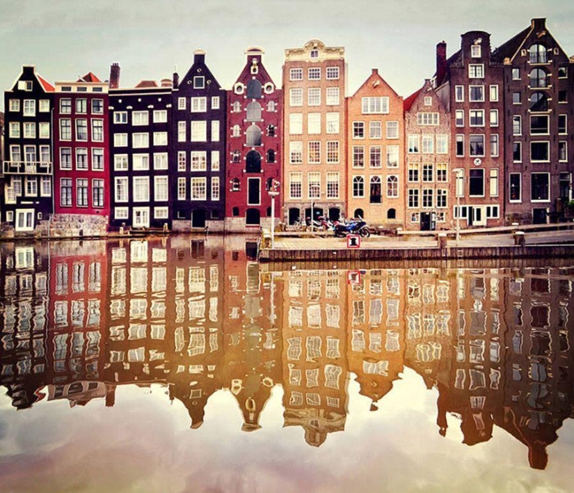 Urban Looking Glass: Reflections of Megacities Urban Looking Glass: Reflections of Megacities