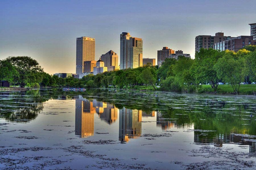 Urban Looking Glass: Reflections of Megacities Urban Looking Glass: Reflections of Megacities