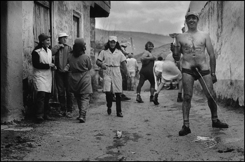 Vacaciones y cultos, cuerpo y sexo en las fotografías de Christina García Rodero