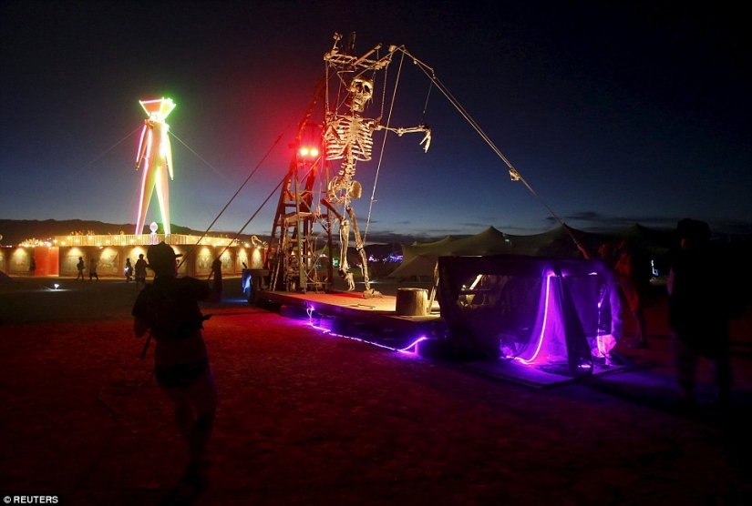 Ver la escala: el festival Burning Man a vista de pájaro y más