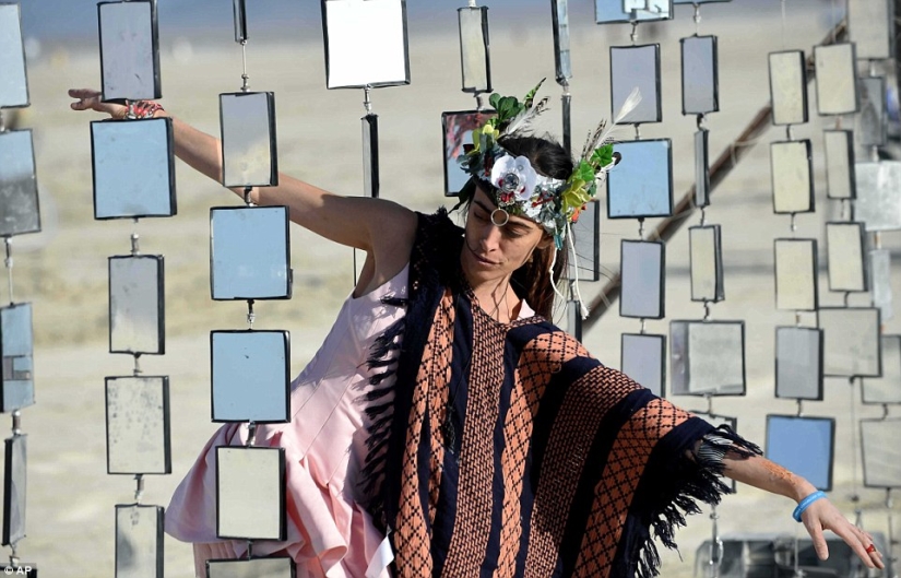 Ver la escala: el festival Burning Man a vista de pájaro y más