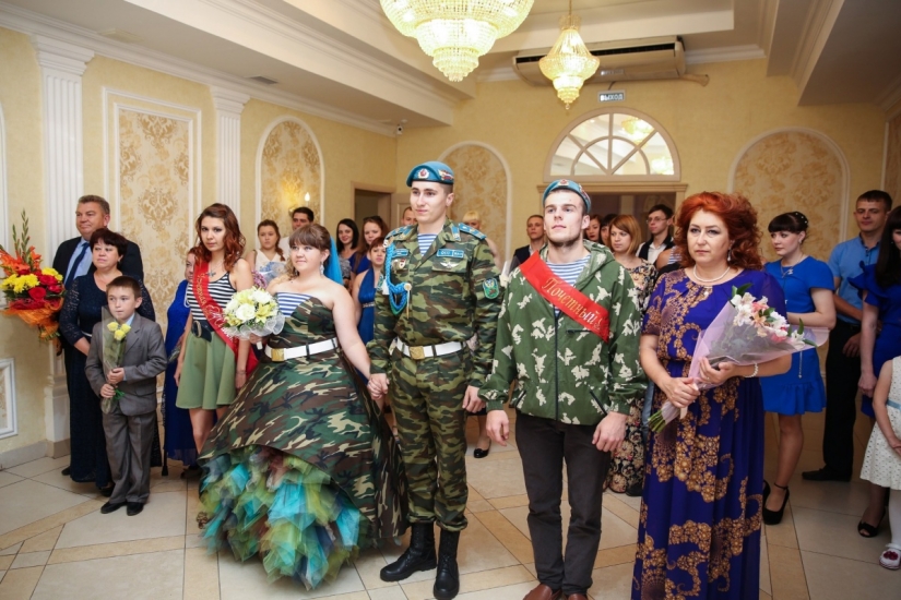 Vestido de camuflaje, boinas y chalecos: una boda al estilo de las Fuerzas Aerotransportadas tuvo lugar en Omsk