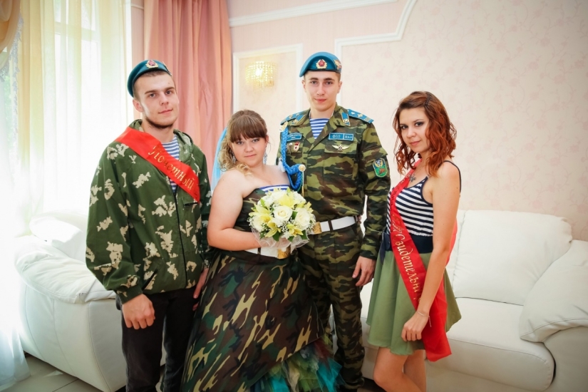 Vestido de camuflaje, boinas y chalecos: una boda al estilo de las Fuerzas Aerotransportadas tuvo lugar en Omsk