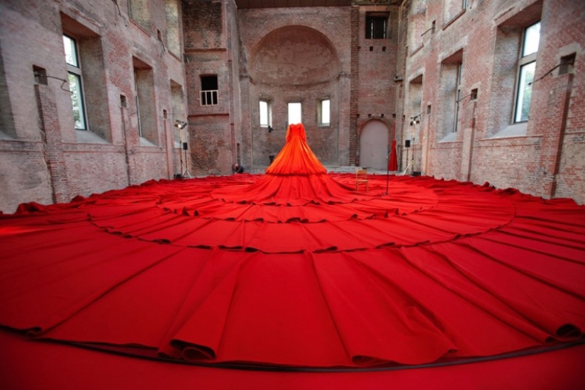 Vestido de sala de conciertos rojo gigante Vestido de sala de conciertos rojo gigante