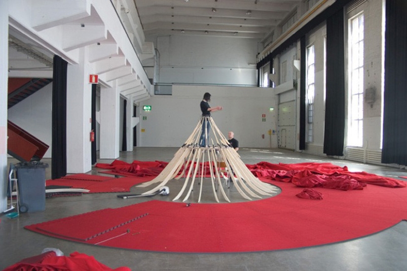 Vestido de sala de conciertos rojo gigante Vestido de sala de conciertos rojo gigante