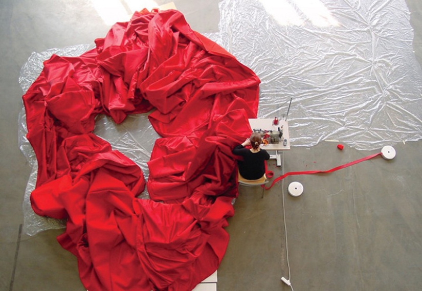 Vestido de sala de conciertos rojo gigante Vestido de sala de conciertos rojo gigante