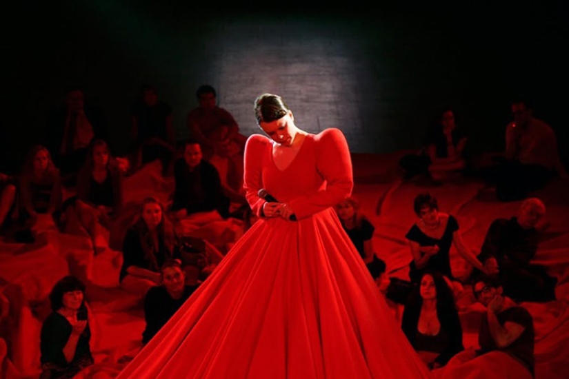 Vestido de sala de conciertos rojo gigante Vestido de sala de conciertos rojo gigante