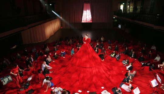 Vestido de sala de conciertos rojo gigante