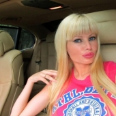 Victoria Wilde es una modelo francesa que se ha transformado en una muñeca sexual viviente a través de una cirugía plástica.