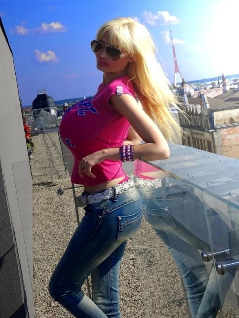 Victoria Wilde es una modelo francesa que se ha transformado en una muñeca sexual viviente a través de una cirugía plástica.